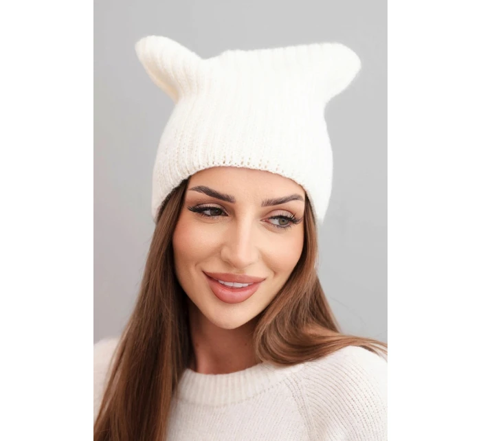 Dámska zimná vlnená čiapka v mačacom strihu z rebrovanej pleteniny K419 ecru Dámska zimná vlnená čiapka v mačacom strihu z rebrovanej pleteniny K419 ecru