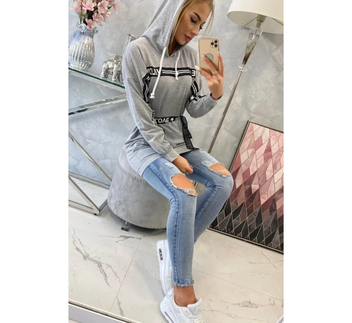 Šaty zdobené stuhou s nápisom šedá