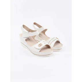 Vynikajúce biele dámske sandále na klinoch