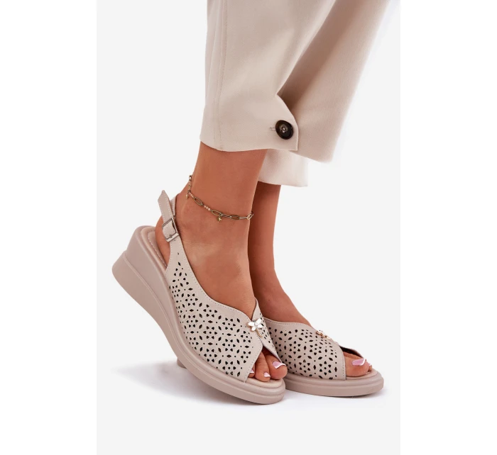 Dámské Kožené Sandály Na Klínu model 21695174 Béžové - VINCEZA Dámské Kožené Sandály Na Klínu model 21695174 Béžové - VINCEZA