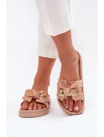 Klapki Damskie Z Kokardą I Złotą Broszką Beżowe Lynara