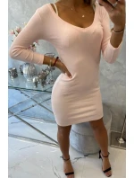 Přiléhavé šaty s výstřihem pudrově růžové Přiléhavé šaty s výstřihem pudrově růžové