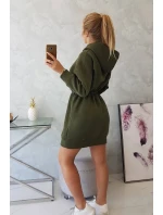 Dámske šaty s kapucňou 68470 Khaki zelená - K-Fashion Dámske šaty s kapucňou 68470 Khaki zelená - K-Fashion