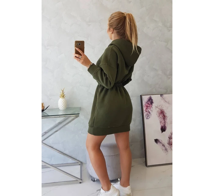 Dámske šaty s kapucňou 68470 Khaki zelená - K-Fashion Dámske šaty s kapucňou 68470 Khaki zelená - K-Fashion