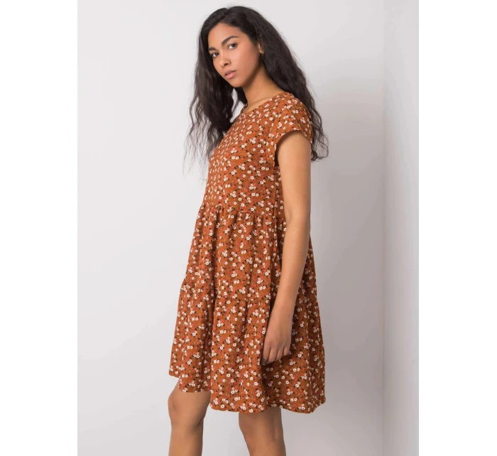 Dámské šaty model 20965290 001 Hnědá s květy - FPrice Dámské šaty model 20965290 001 Hnědá s květy - FPrice
