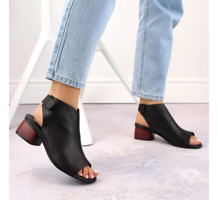 Pohodlné kožené sandále Remonte W RKR654