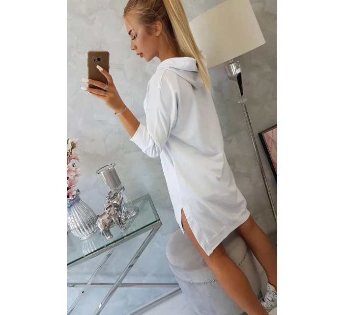Šaty s kapucňou a dlhším chrbtom biele
