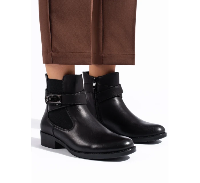 Zajímavé kotníčkové boty černé dámské na plochém podpatku Zajímavé kotníčkové boty černé dámské na plochém podpatku