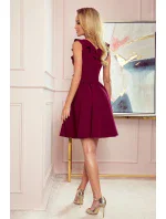 Dámské šaty ve vínové bordó barvě s volánky ve výstřihu model 8457542 - numoco Dámské šaty ve vínové bordó barvě s volánky ve výstřihu model 8457542 - numoco