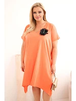 Dámske plus size bavlnené šaty s brošňou a výstrihom koralovej farby Dámske plus size bavlnené šaty s brošňou a výstrihom koralovej farby