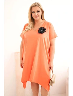 Dámske plus size bavlnené šaty s brošňou a výstrihom koralovej farby