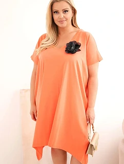 Dámske plus size bavlnené šaty s brošňou a výstrihom koralovej farby