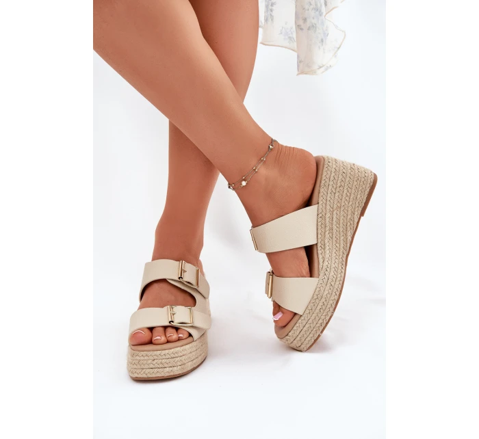 Klapki Damskie Na Koturnie Z Plecionką I Klamrami Beżowe Pasinea Klapki Damskie Na Koturnie Z Plecionką I Klamrami Beżowe Pasinea