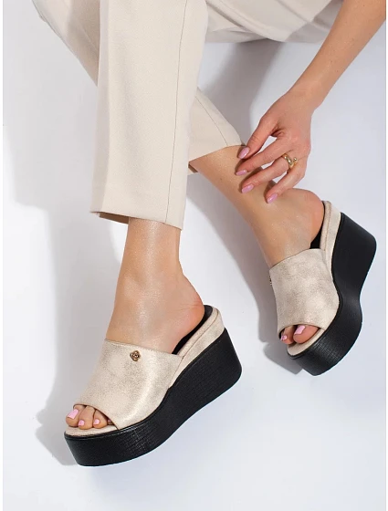 Trendy dámské nazouváky na klínku model 21135587 - SWEET SHOES Trendy dámské nazouváky na klínku model 21135587 - SWEET SHOES