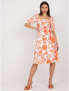 Midi šaty s bielym a oranžovým vzorom