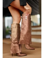 Ozdobené nazouvací kozačky na jehlovém podpatku s ohrnutým svrškem hnědé model 21677841 - Boto