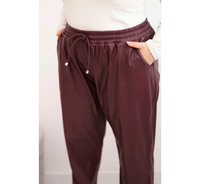 Dámské kalhoty Plus Size z ekokůže s vysokým pasem a gumou v pase bordové Dámské kalhoty Plus Size z ekokůže s vysokým pasem a gumou v pase bordové