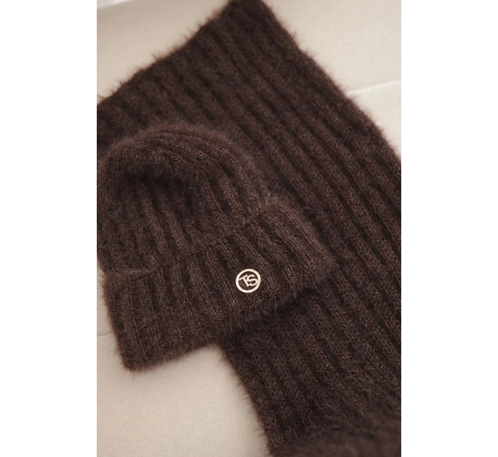 Súprava dámskeho klobúka a dlhého šálu z mäkkej priadze hnedej farby Súprava dámskeho klobúka a dlhého šálu z mäkkej priadze hnedej farby