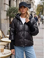 Krótka kurtka damska pikowana z kapturem czarna model 22341023 - FashionStreet