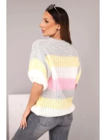 Dámsky sveter s čipkovým vzorom vo farebných pruhoch s krátkymi rukávmi sivý