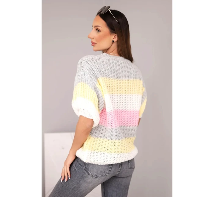 Dámsky sveter s čipkovým vzorom vo farebných pruhoch s krátkymi rukávmi sivý