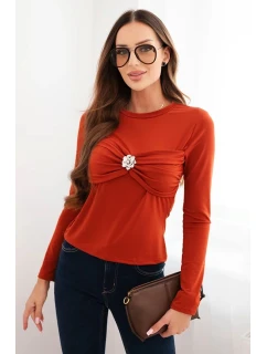 Dámska blúzka z viskózy s opaskom a brošňou hnedá