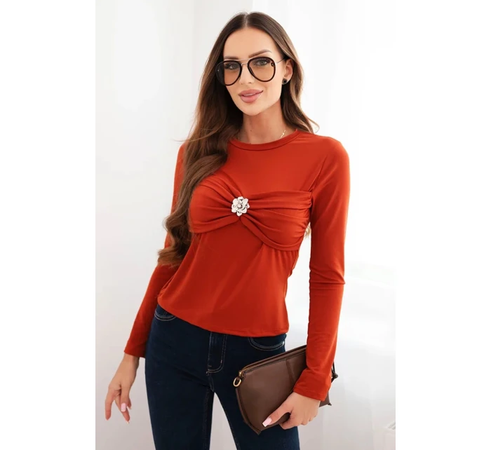 Dámska blúzka z viskózy s opaskom a brošňou hnedá