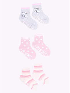 Yoclub Dievčenské bavlnené ponožky proti pošmyknutiu ABS vzory farby 3-pack SKA-0109G-AA3A-003 Viacfarebné