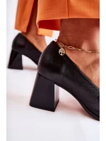 Kožené lodičky s řetízkem model 21592777 Black - Laura Messi