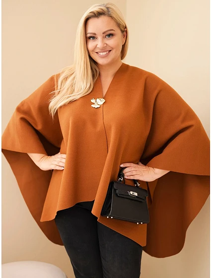 Dámské pončo Plus Size s broží karmelová