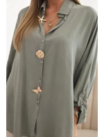 Dámska košeľa s ozdobnými gombíkmi 61953 Khaki zelená - K-Fashion