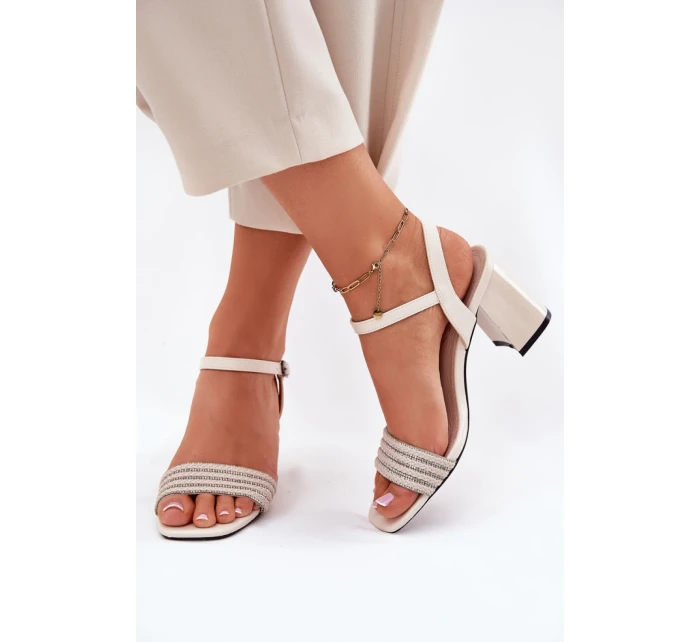 Sandále na podpätku model 213018 Vykročte štýlovo Sandále na podpätku model 213018 Vykročte štýlovo