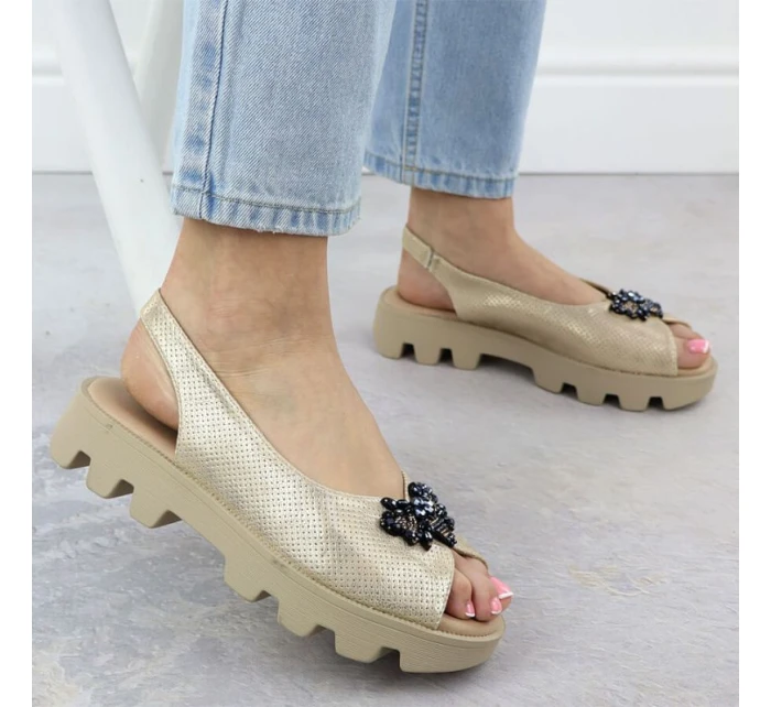 Dámske sandále na platforme s perforovanou kovovou zlatou Potocki SZ12610