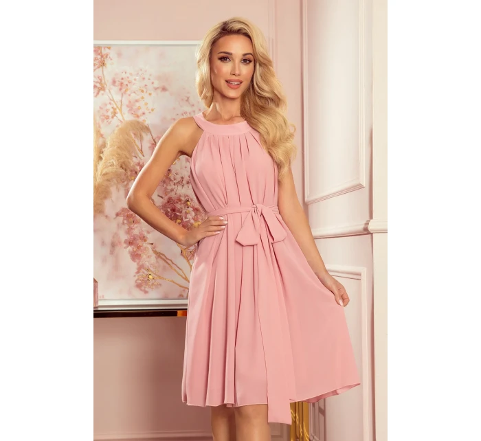 dámské šifonové šaty v pudrově růžové barvě s vázáním model 15740646 - numoco dámské šifonové šaty v pudrově růžové barvě s vázáním model 15740646 - numoco