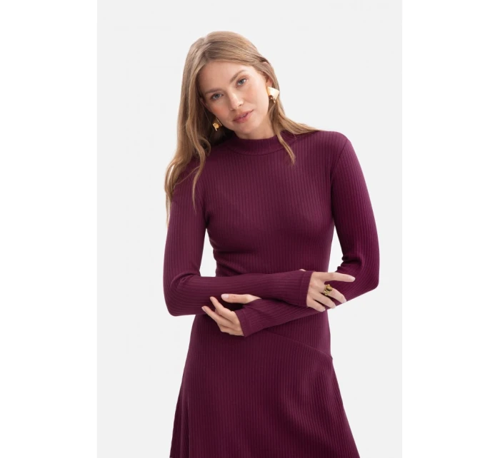 model 21379824 Žebrované midi šaty s asymetrickým pasem švestka - BeWear