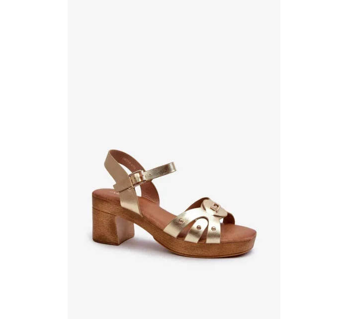 Sandále na podpätku model 196334 Vykročte štýlovo Sandále na podpätku model 196334 Vykročte štýlovo