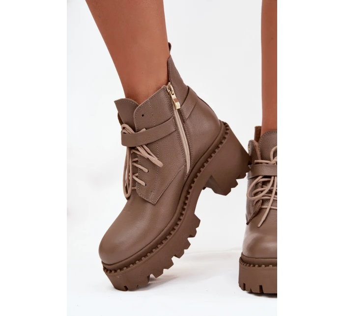 Kožené dámské kotníkové boty na klínu s ozdobným páskem zateplené model 21710528 tmavě béžové - Zazoo