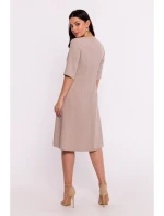 model 19670399 Trapézové šaty s výstřihem do V béžové - BeWear model 19670399 Trapézové šaty s výstřihem do V béžové - BeWear