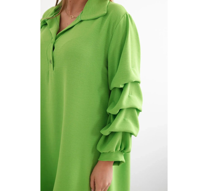 Nadrozmerné šaty s ozdobnými rukávmi v jasne zelenej farbe