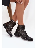 Lakované dámské kotníkové boty z pravé kůže na nízkém podpatku model 21713808 Černé - D&A
