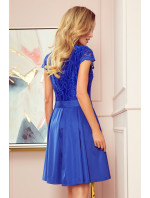 Dámské šaty v chrpové barvě s výstřihem a krajkou model 8262559 - numoco
