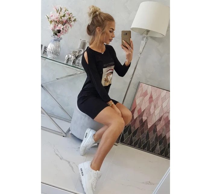 Šaty s potlačou koša čiernej