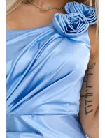 dlouhé saténové šaty na jedno rameno s růžemi model 20998770 - numoco basic dlouhé saténové šaty na jedno rameno s růžemi model 20998770 - numoco basic