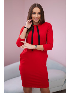 Šaty s viazaným výstrihom v červenej farbe