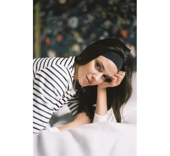 Dámský svetr s ozdobnými knoflíky model 20584320 model 1 Ecru s černou - BeWear Dámský svetr s ozdobnými knoflíky model 20584320 model 1 Ecru s černou - BeWear