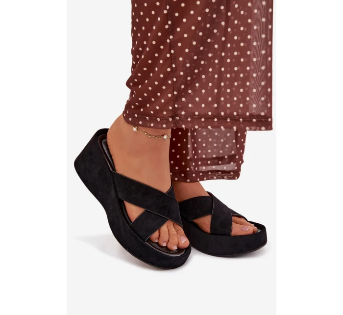 Dámské pantofle na platformě z eko semiše černé Calorine