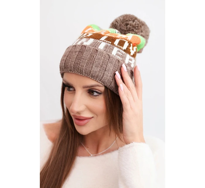 Dámska zimná čiapka s vlnou a nápisom s veľkou bambulou K422 cappuccino Dámska zimná čiapka s vlnou a nápisom s veľkou bambulou K422 cappuccino