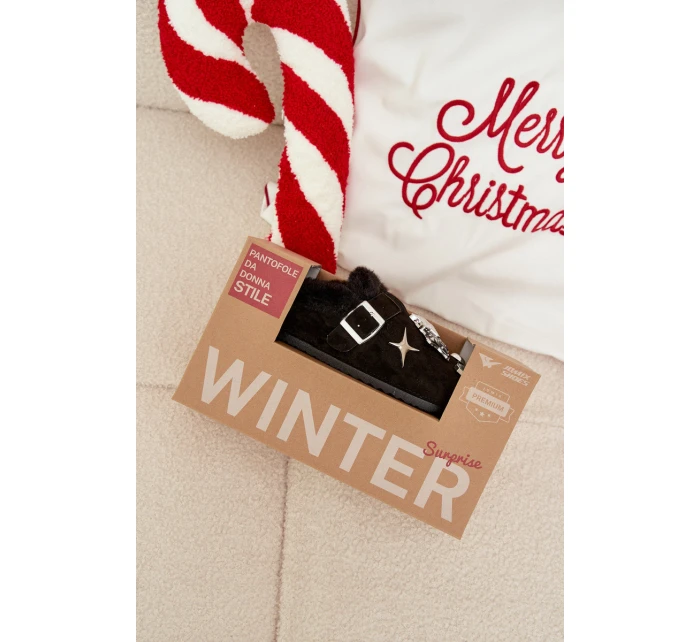 Dámské pantofle s ozdobami a sponou vyhřívané kožešinou černé model 21772637 - Boto Dámské pantofle s ozdobami a sponou vyhřívané kožešinou černé model 21772637 - Boto