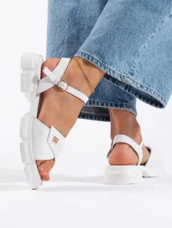 Pekné biele sandále na platforme pre ženy