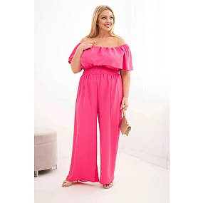 Dámsky plus size overal s odhalenými ramenami, volánom a širokými nohavicami ružovej farby
